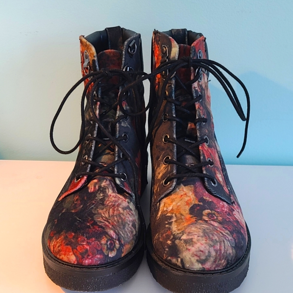 🎉HP!🎉 Floral velvet boots size 8